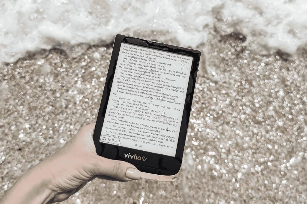 Liseuse waterproof pour l’été : la Vivlio Touch HD Plus