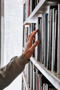 emprunt d'un livre en bibliothèque