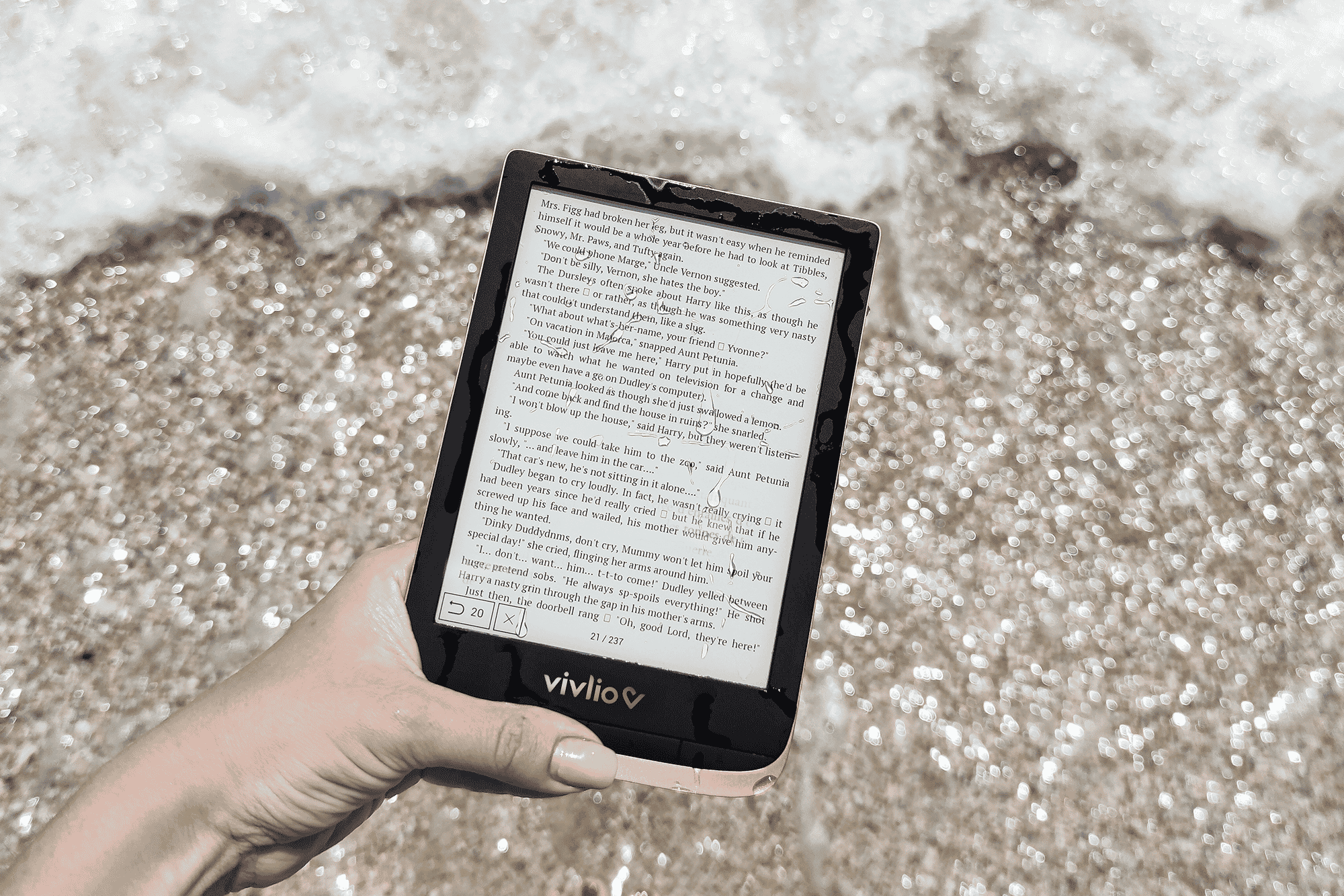 Liseuse waterproof au bord de l'eau